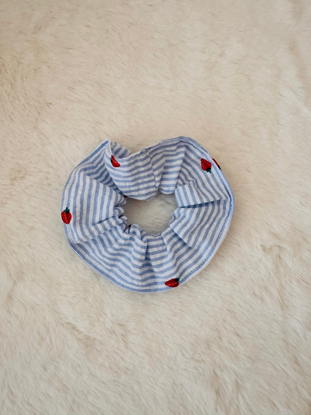 Chouchou rayé bleu et blanc avec fraises