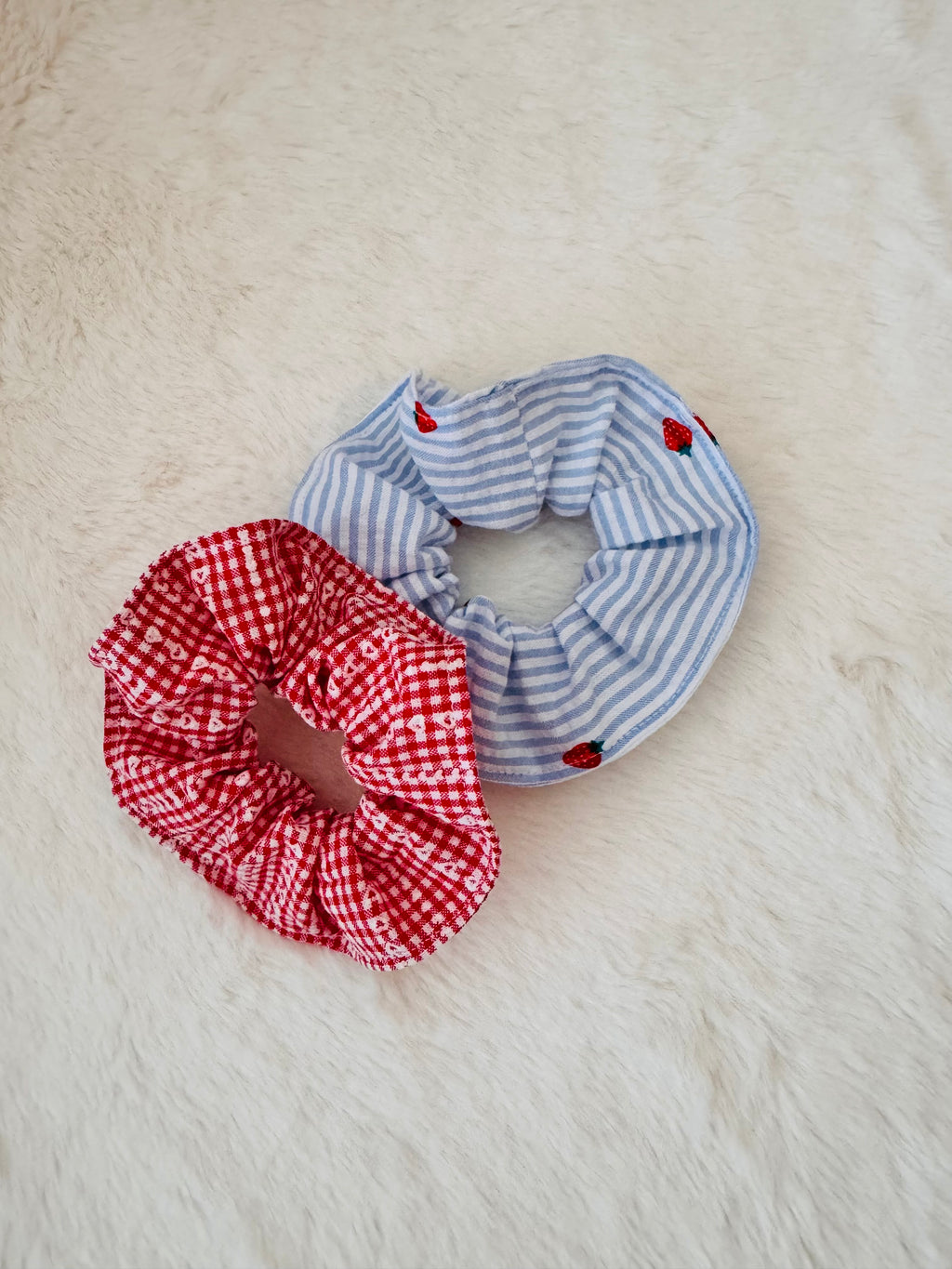 Chouchou rayé bleu et blanc avec fraises