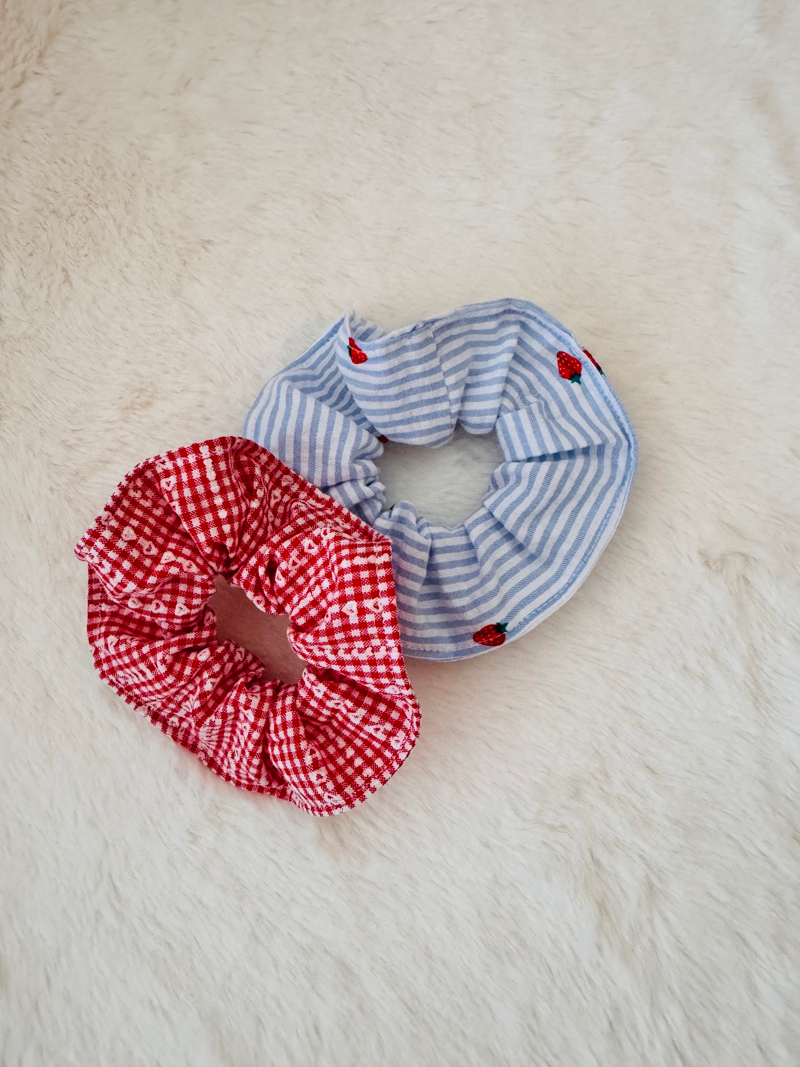 Chouchou rayé bleu et blanc avec fraises
